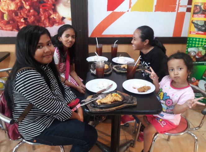 Makan Malam di Kartika: Santapan Hangat yang Menghangatkan Jiwa